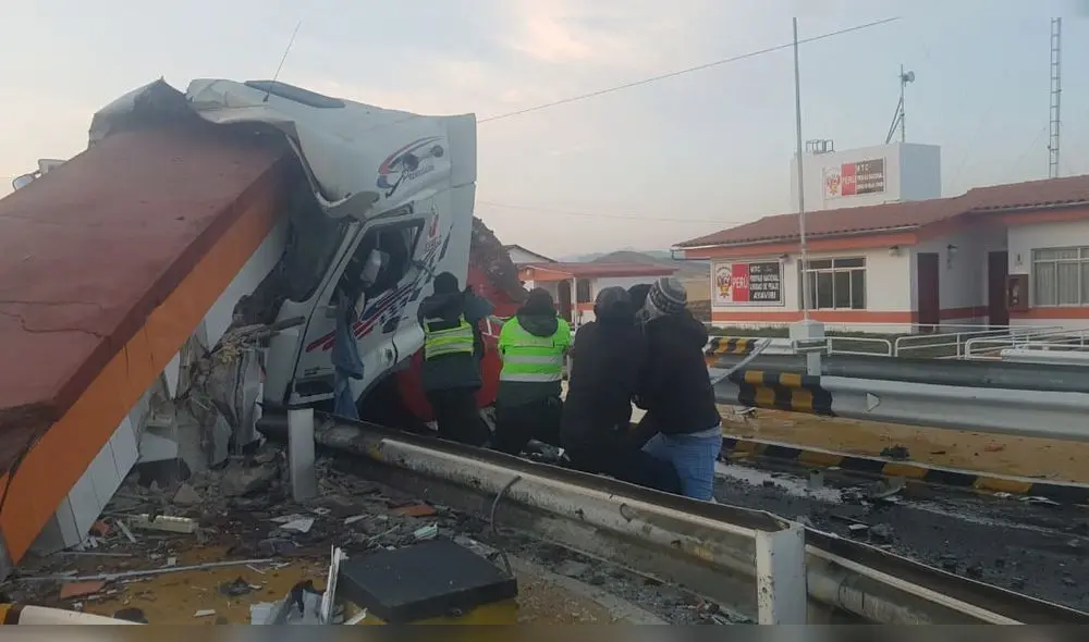 Policía y peatones ayudaron a rescatar a chofer que quedó atrapado entre los fierros retorcidos. Foto: PNP