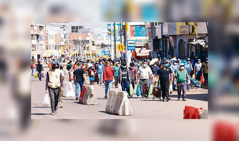 COMPRAS. Fiscalía de Prevención del Delito exhortó dos veces a las comunas para controlar aglomeración, pero no hay cambios.