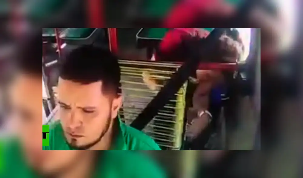 La mujer usó sus pies para quitarle un poco de billetes. Foto: captura