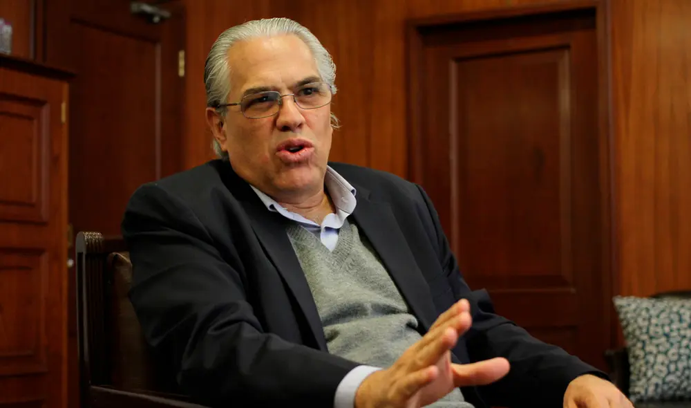 El parlamentario Gino Costa defendió la propuesta de reforma política del Ejecutivo. Foto: La República. El parlamentario Gino Costa defendió la propuesta de reforma política del Ejecutivo. Foto: La República.