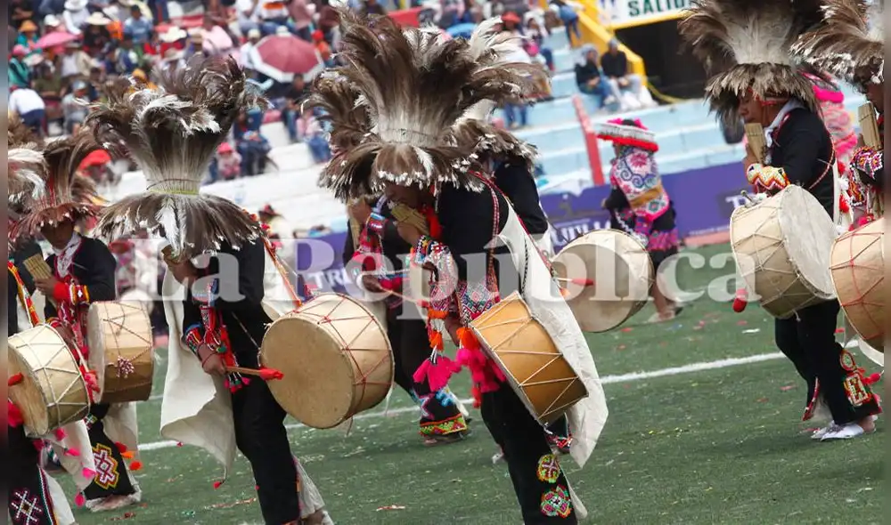 Danzan al compás de instrumentos autóctonos y de viento.