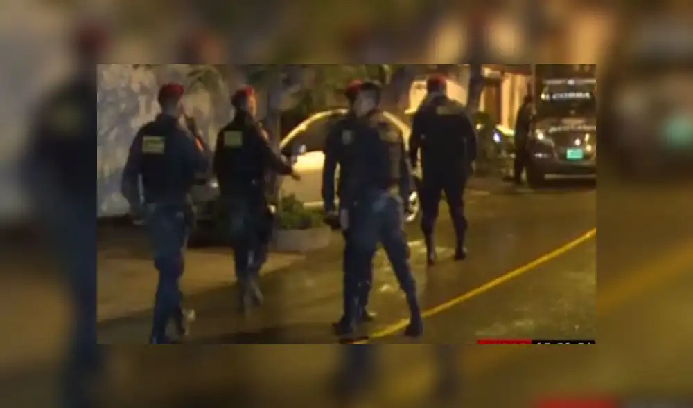 Policía Nacional se acercó a la zona para buscar al delincuente. Créditos: Captura Panamericana Televisión.