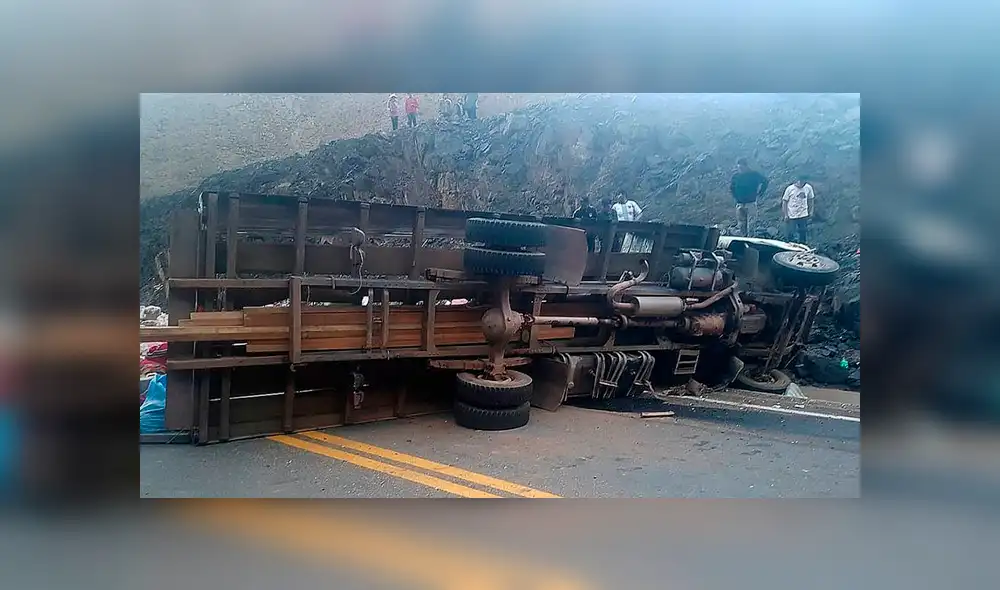 Así quedó el camión tras el accidente. Foto: APG Noticias. Así quedó el camión tras el accidente. Foto: APG Noticias.