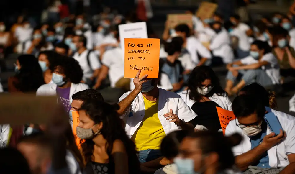 El personal de salud incluso protestó este 22 de setiembre en España, para exigir mejores condiciones en la lucha contra la pandemia del coronavirus. Foto: AFP