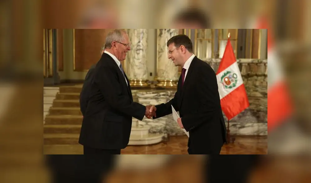 El expresidente peruano Pedro Pablo Kuczynski saludando al entonces embajador de Hungría en Perú, Gábor Kaleta. Foto: Andina El expresidente peruano Pedro Pablo Kuczynski saludando al entonces embajador de Hungría en Perú, Gábor Kaleta. Foto: Andina