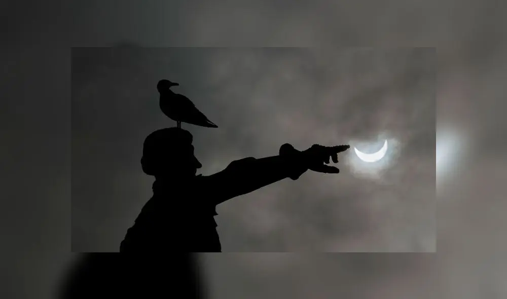Eclipse solar en el año 2015 desde la Plaza Oporto en Portugal. Foto: EFE. Eclipse solar en el año 2015 desde la Plaza Oporto en Portugal. Foto: EFE.