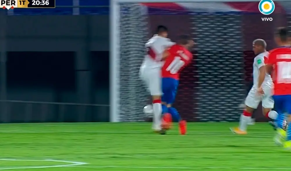 Carlos Zambrano cometió una falta a los 20 minutos y fue amonestado con amarilla. Foto: Movistar