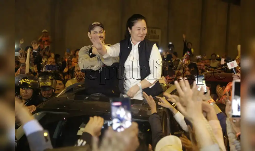 Keiko Fujimori saluda a sus simpatizantes en los exteriores del penal. Foto: Mauricio Malca.
