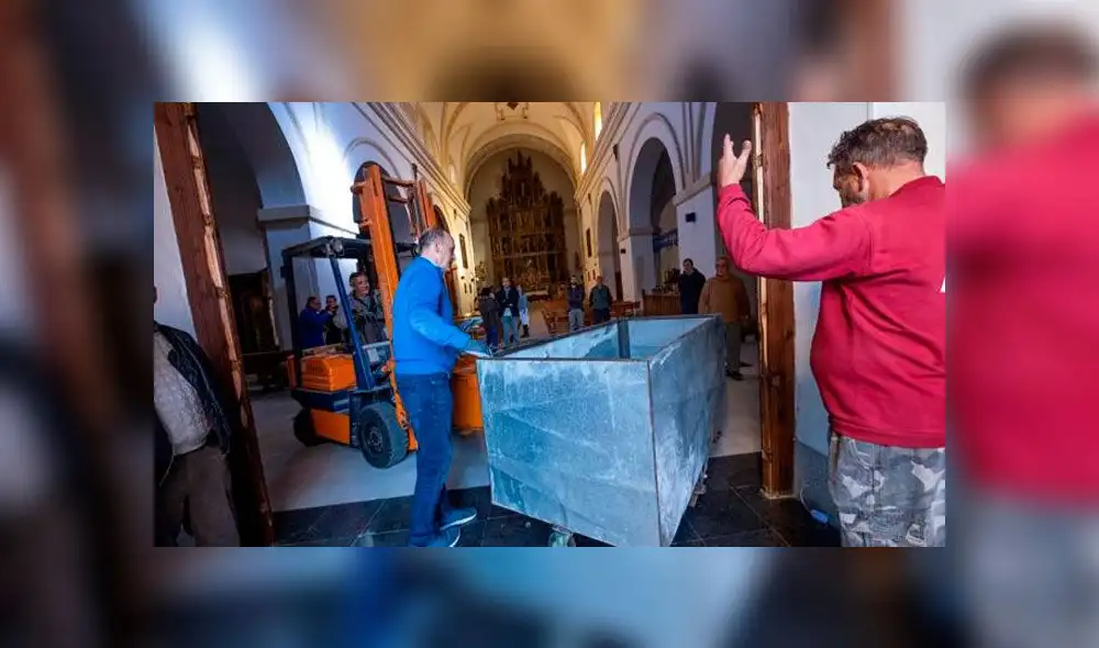 Hombre irrumpe con su vehículo en iglesia intentando “huir de los demonios” [VIDEO]