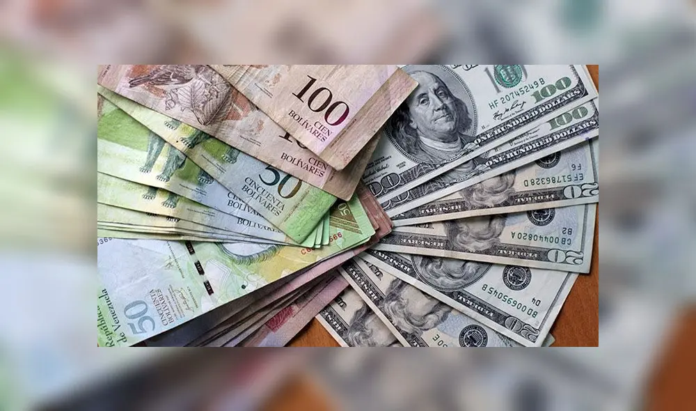 Picture of US dollars and Venezuelan Bolivares "fuertes" (2,15 per dollar) bills in Caracas on August 17, 2009. Venezuelan President Hugo Chavez's government will soon announce new measures to "restore the currency balance" which --according to Chavez-- is suffering from a distortion due to an unofficial, though legal, exchange market. AFP PHOTO / Thomas Coex (Photo by THOMAS COEX / AFP)