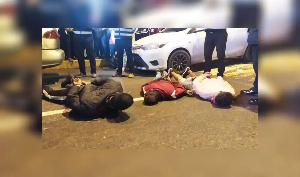 Delincuentes circulaban cerca al centro financiero de Fiori con actitud sospechosa y al negarse a identificarse, la PNP procedió a intervenirlos (Foto: Christian Moreno / Grupo La República) Delincuentes circulaban cerca al centro financiero de Fiori con actitud sospechosa y al negarse a identificarse, la PNP procedió a intervenirlos (Foto: Christian Moreno / Grupo La República)