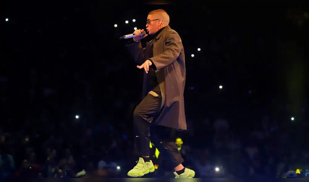 Bad Bunny sufre incidente con un zapato en pleno concierto con J Balvin