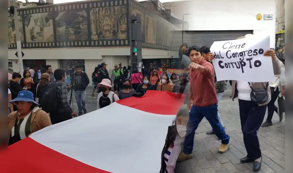 Arequipa. ciudadanos marchan por las calles del Cercando pidiendo cierre de elecciones. Foto Wilder Pari URPI -LR