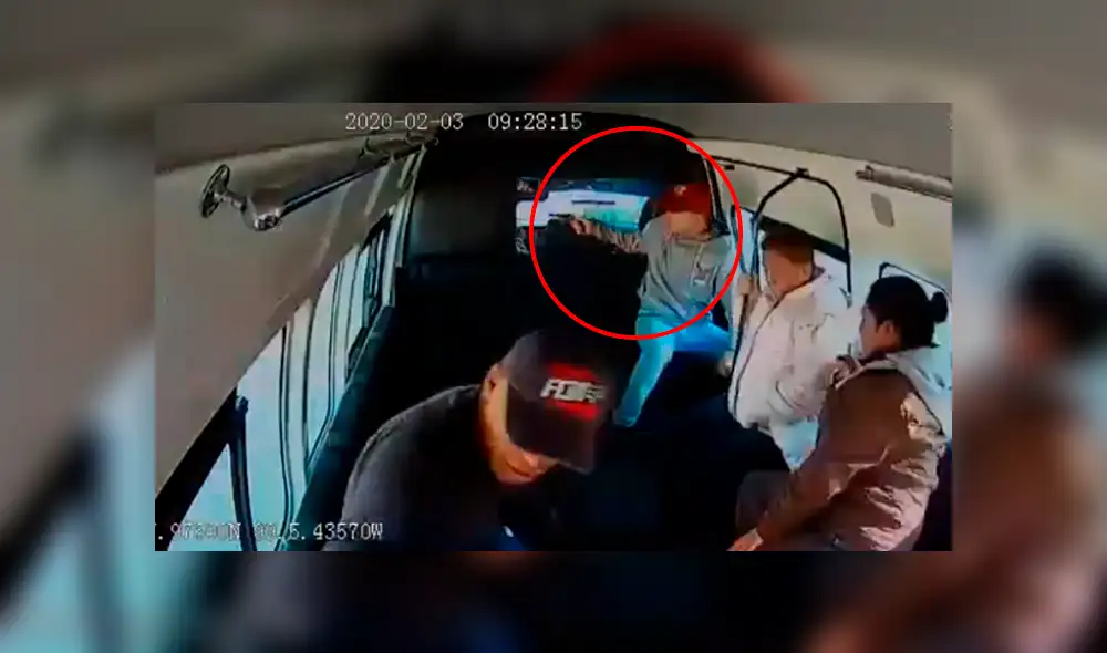 Uno de ellos apunta al chofer con un arma, mientras su cómplice empieza a arrebatar las pertenencias de los pasajeros. (Foto: captura)