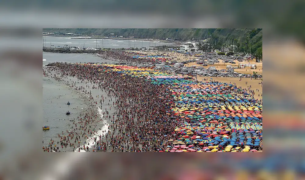 Abarrotado. La playa Agua Dulce en Chorrillos fue el punto para el primer chapuzón del año. (Foto: Jorge Cerdán)