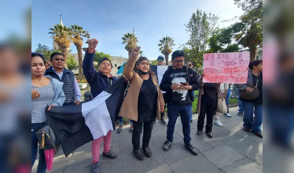 Familiares exigen liberación de dos jóvenes detenidas en Lima. Foto: Leonela Aquino/URPI-LR Familiares exigen liberación de dos jóvenes detenidas en Lima. Foto: Leonela Aquino/URPI-LR