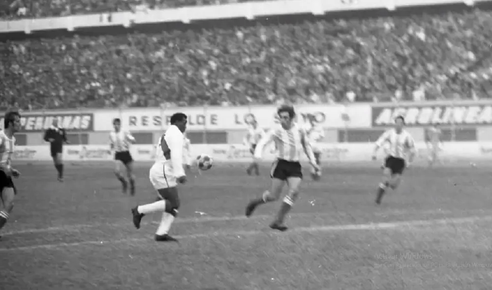 Pedro 'Perico' León marcó el gol de la victoria ante Argentina. Foto: El Peruano Pedro 'Perico' León marcó el gol de la victoria ante Argentina. Foto: El Peruano