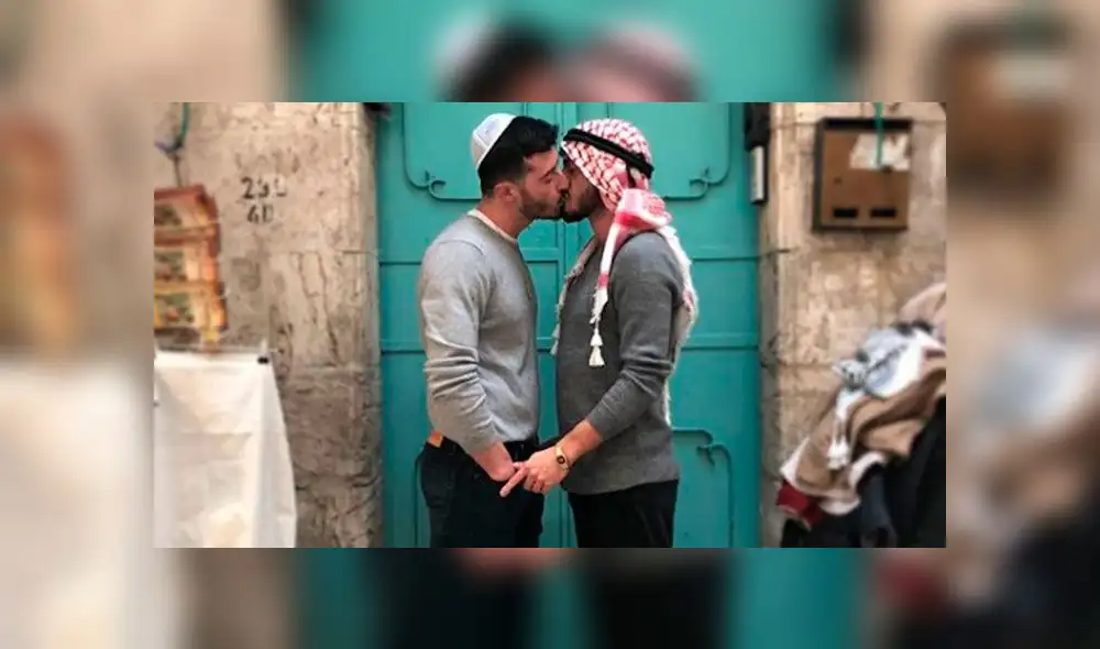 Matteo Menicocci y Riccardo Rocchi se tomaron la foto como una forma de 'protesta' a la homofobia. Foto: Instagram