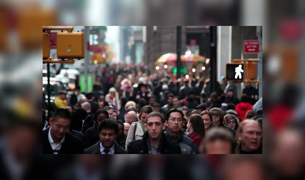 Calle de Nueva York (EE. UU.) abarrotada de personas. Imagen: Shutterstock.