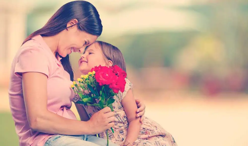 Conmueve a mamá con las mejores frases y tarjetas para enviar por Whatsapp y Facebook.