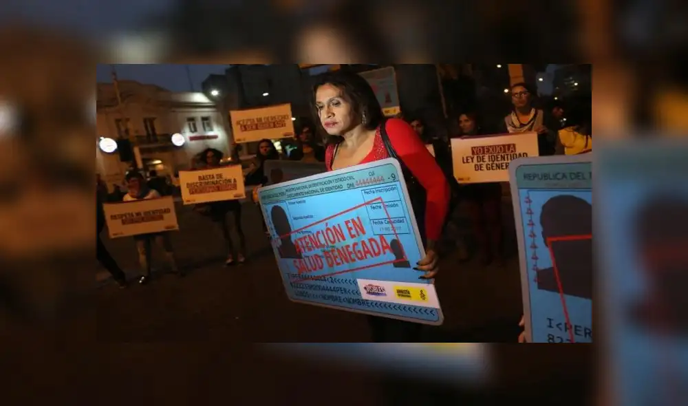 PER05. LIMA (PERÚ), 30/05/2017.- Activistas de derechos humanos enfocados en personas de la comunidad LGBTI se congregan hoy, martes 30 de mayo de 2017, para exigir reconocimiento por parte del estado peruano en Lima (Perú). Amnistía Internacional (AI) lanzó hoy en Perú la campaña "Visibles: Ciudadanía Trans", que busca que el Estado peruano reconozca y proteja a las personas transgénero frente a la violencia y discriminación. La actividad se presentó con una intervención cultural en el parque Kennedy del distrito limeño de Miraflores, un día antes de que colectivos vinculados con la defensa de la diversidad sexual conmemoren el "Día nacional contra los crímenes de odio". EFE / Ernesto Arias PER05. LIMA (PERÚ), 30/05/2017.- Activistas de derechos humanos enfocados en personas de la comunidad LGBTI se congregan hoy, martes 30 de mayo de 2017, para exigir reconocimiento por parte del estado peruano en Lima (Perú). Amnistía Internacional (AI) lanzó hoy en Perú la campaña "Visibles: Ciudadanía Trans", que busca que el Estado peruano reconozca y proteja a las personas transgénero frente a la violencia y discriminación. La actividad se presentó con una intervención cultural en el parque Kennedy del distrito limeño de Miraflores, un día antes de que colectivos vinculados con la defensa de la diversidad sexual conmemoren el "Día nacional contra los crímenes de odio". EFE / Ernesto Arias