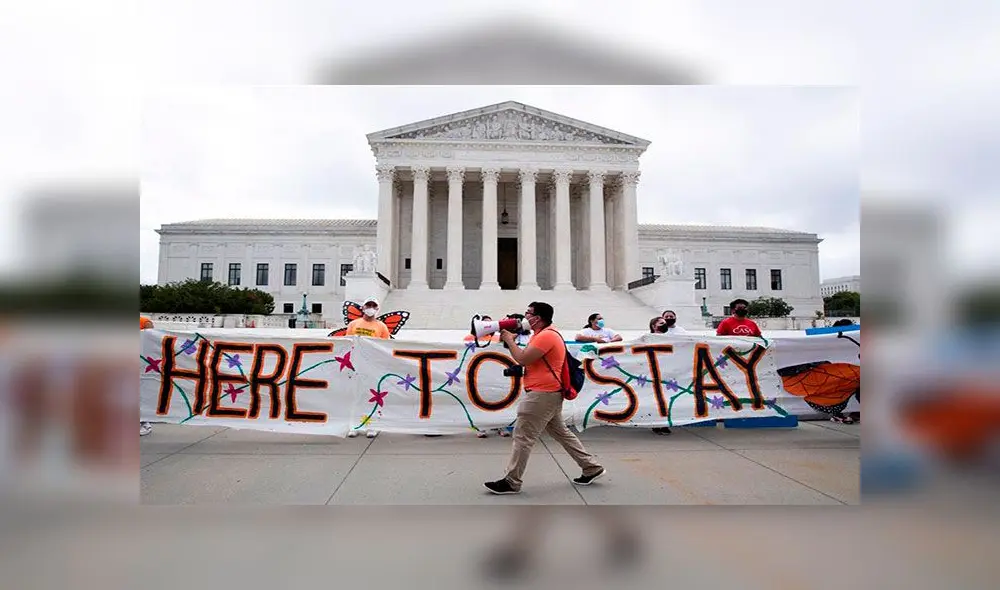 Manifestación a las afueras de la corte mientras discernían sobre el tema de los 'dreamers'. Foto: EFE Manifestación a las afueras de la corte mientras discernían sobre el tema de los 'dreamers'. Foto: EFE
