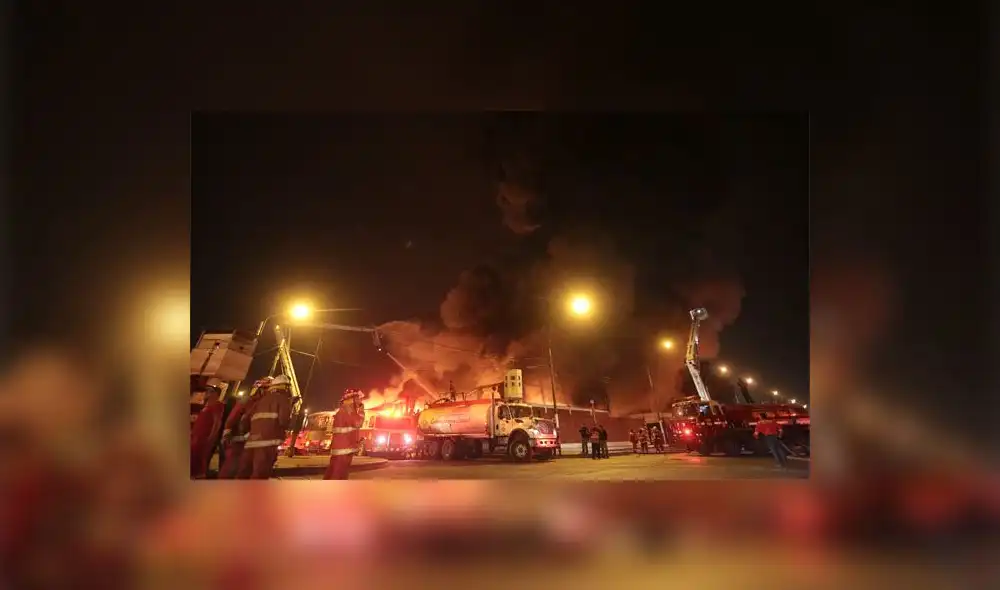 Incendio en el Callao: Fuego consumió un almacén 