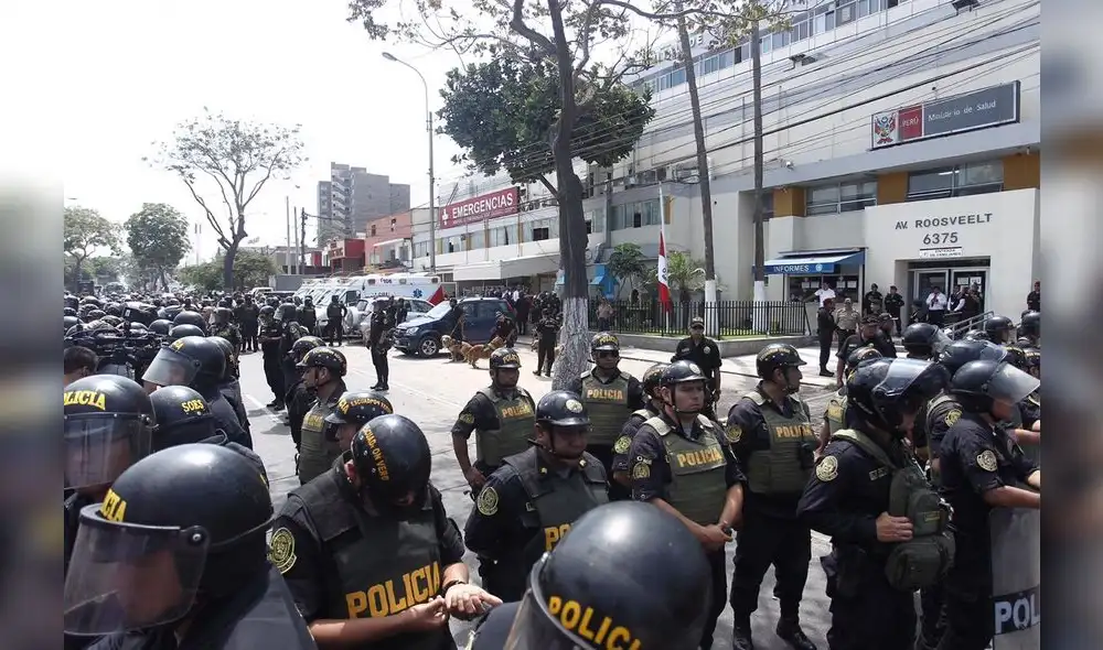Alan Garcia: militantes del APRA llegan al hospital tras muerte del expresidente [FOTOS]