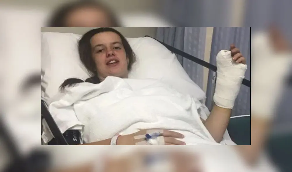 La muchacha no puede sostener bien el bate que usa para jugar críquet. Foto: ABC News