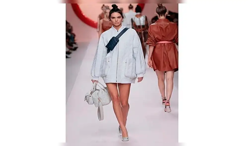 Kendall Jenner y Bella Hadid deslumbran en pasarela de París [VIDEO]