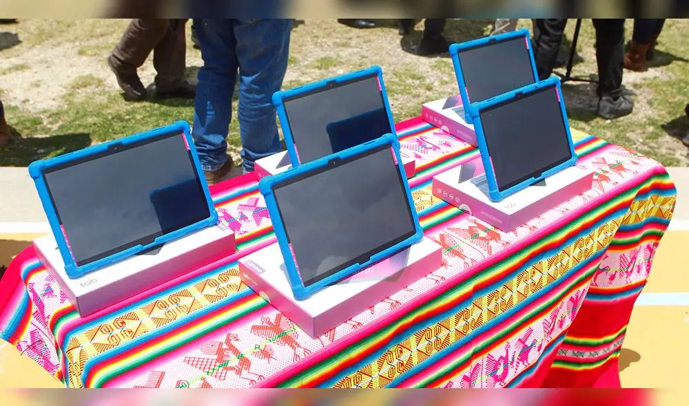 CONOCIMIENTOS. Estos dispositivos tienen más de 35
aplicaciones y tres mil contenidos de currícula escolar CONOCIMIENTOS. Estos dispositivos tienen más de 35
aplicaciones y tres mil contenidos de currícula escolar