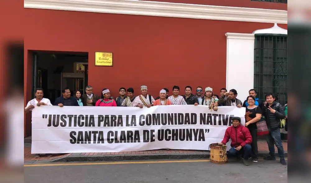 Nativos cuando reclamaron en la puerta del Tribunal Constitucional. Foto: Difusión.
