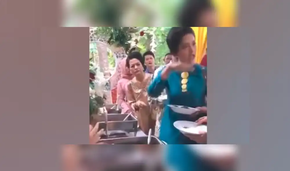 Las mujeres estaban haciendo cola para servirse el buffet en la fiesta de una boda. Foto: captura Las mujeres estaban haciendo cola para servirse el buffet en la fiesta de una boda. Foto: captura