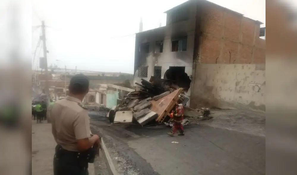 Dos muertos al chocar camión contra vivienda en Villa El Salvador Dos muertos al chocar camión contra vivienda en Villa El Salvador