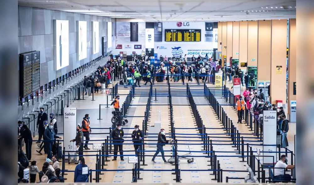 View of the check-in area of Jorge Chavez International Airport in Callao, Peru, in October 05, 2020, as international flights resume after more than six months due to the COVID-19 coronavirus pandemic. (Photo by ERNESTO BENAVIDES / AFP)