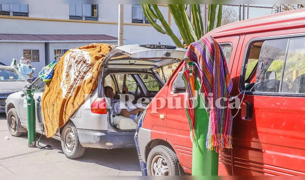 Hospital COVID-19 Arequipa. A la sombra de un auto, un hombre intenta vencer al coronavirus Hospital COVID-19 Arequipa. A la sombra de un auto, un hombre intenta vencer al coronavirus