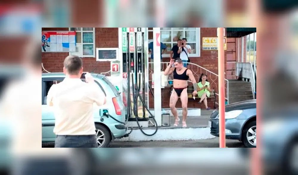 Desliza hacia la izquierda para ver las fotos del viral de Facebook, donde aparece un grupo de hombre vestidos con bikini. Desliza hacia la izquierda para ver las fotos del viral de Facebook, donde aparece un grupo de hombre vestidos con bikini.
