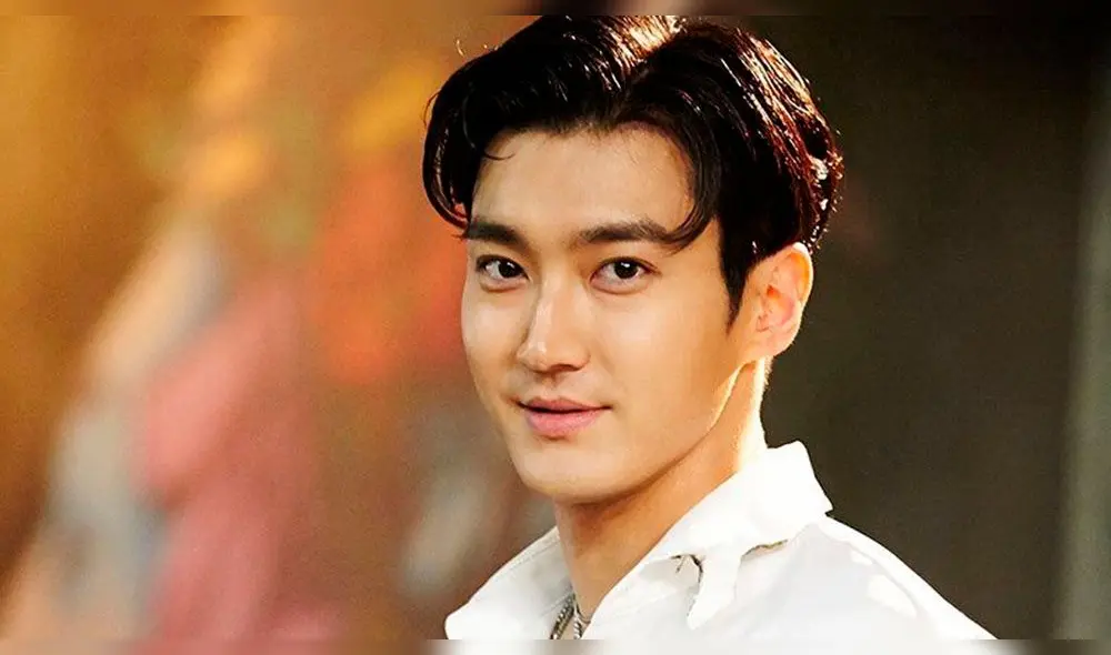 Siwon debutó en el 2005 como miembro de SUPER JUNIOR.