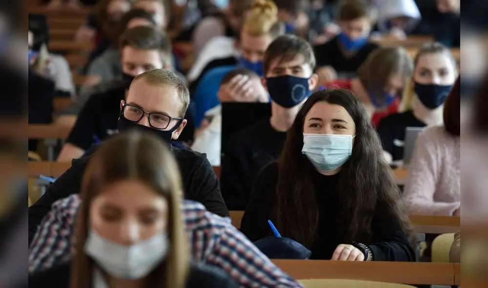 A market trader shows different currency notes in Caracas on March 10, 2019, during the third day of a massive power outage which has left Venezuelans without communications, electricity and water. - The unprecedented power outage already left 15 patients dead and threatens to extend indefinitely, increasing distress for the severe political and economic crisis hitting the oil-rich South American nation. (Photo by Cristian Hernandez / AFP)