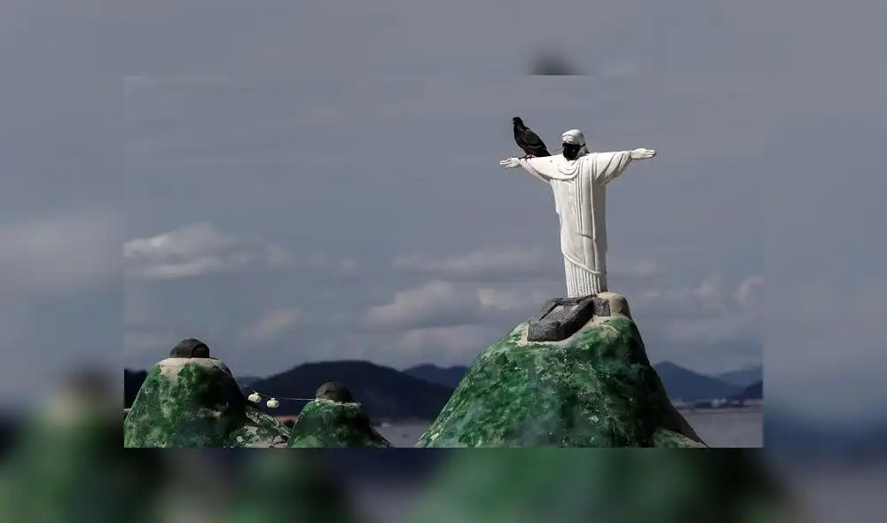 Vista de una estatua del Cristo Redentor de arena, con un tapabocas por el coronavirus, este martes, en Río de Janeiro. Foto: EFE Vista de una estatua del Cristo Redentor de arena, con un tapabocas por el coronavirus, este martes, en Río de Janeiro. Foto: EFE