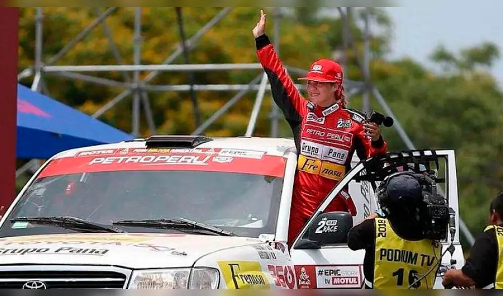 Fernanda Kanno y Alonso Carrillo detienen su ruta para ayudar a motero perdido en Dakar 2020 