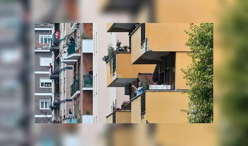 Aplauden desde los balcones de sus casas a médicos que combaten al coronavirus [VIDEO]