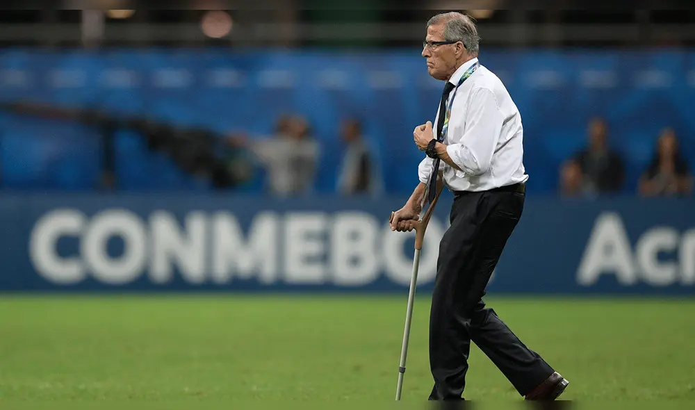 Óscar Washington Tabárez es despedido de la selección uruguaya por la pandemia de coronavirus. Foto: AFP Óscar Washington Tabárez es despedido de la selección uruguaya por la pandemia de coronavirus. Foto: AFP