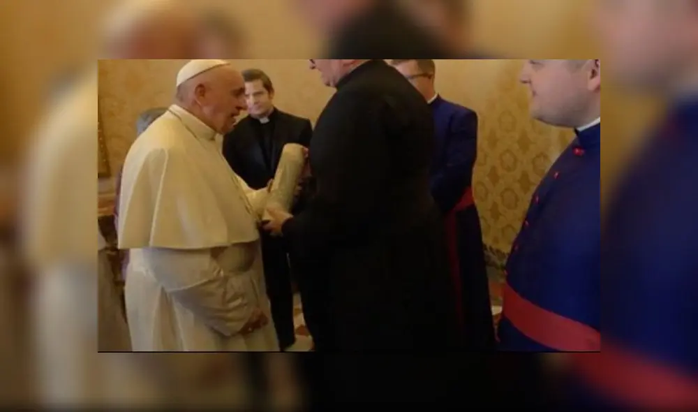 El papa Francisco recibió una botella de whisky escocés como regalo. Foto: captura El papa Francisco recibió una botella de whisky escocés como regalo. Foto: captura