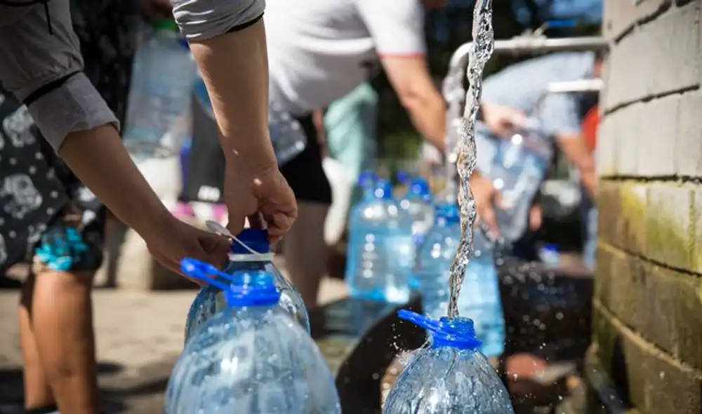 Sedapar recomienda a la población almacenar agua y usarle de forma racional. Sedapar recomienda a la población almacenar agua y usarle de forma racional.