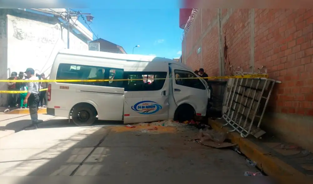 Combi se estrella contra pared y deja 11 pasajeros heridos en Puno Combi se estrella contra pared y deja 11 pasajeros heridos en Puno