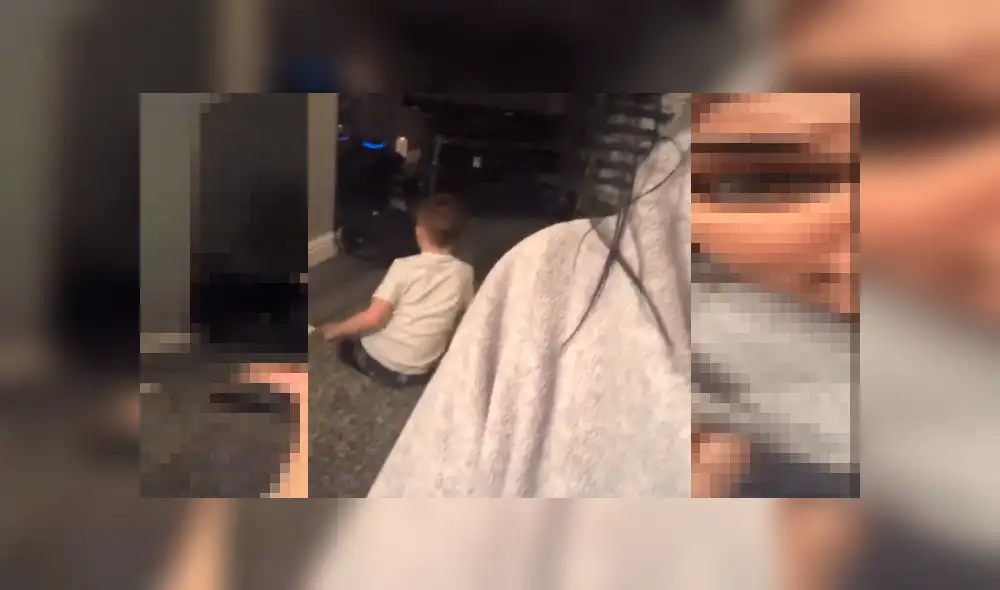 Mujer cree que su hijo hace sus tareas, se aproxima él y descubre su oscuro secreto [VIDEO]