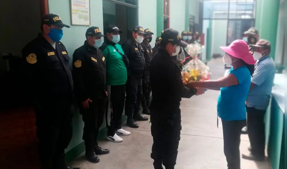 Policías entregaron personalmente las donaciones a la familia de la menor de edad. Foto: PNP. Policías entregaron personalmente las donaciones a la familia de la menor de edad. Foto: PNP.