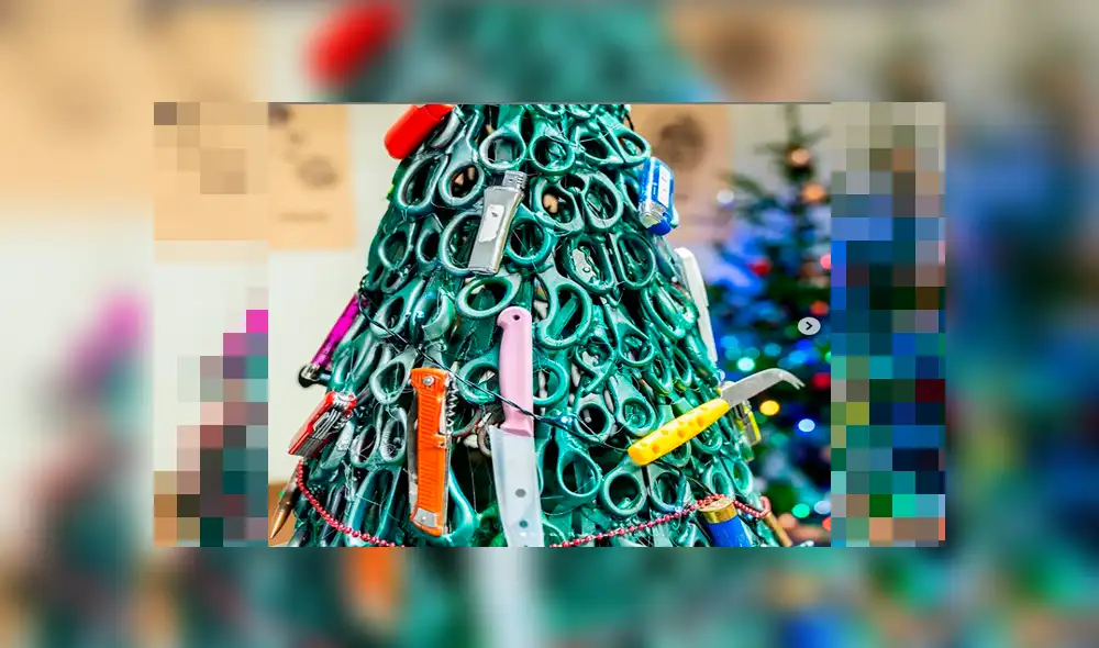 Arman árbol navideño con artículos confiscados a pasajeros en aeropuerto Arman árbol navideño con artículos confiscados a pasajeros en aeropuerto