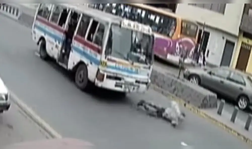 El Agustino: Delincuente es arrollado por cúster luego de robar celular[VIDEO]